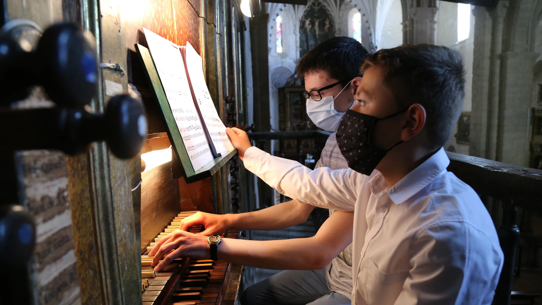 Carlos y Álvaro de 11 y 14 años, respectivamente, en el órgano de la iglesia de Santa Eulalia de Paredes de Nava (Palencia)