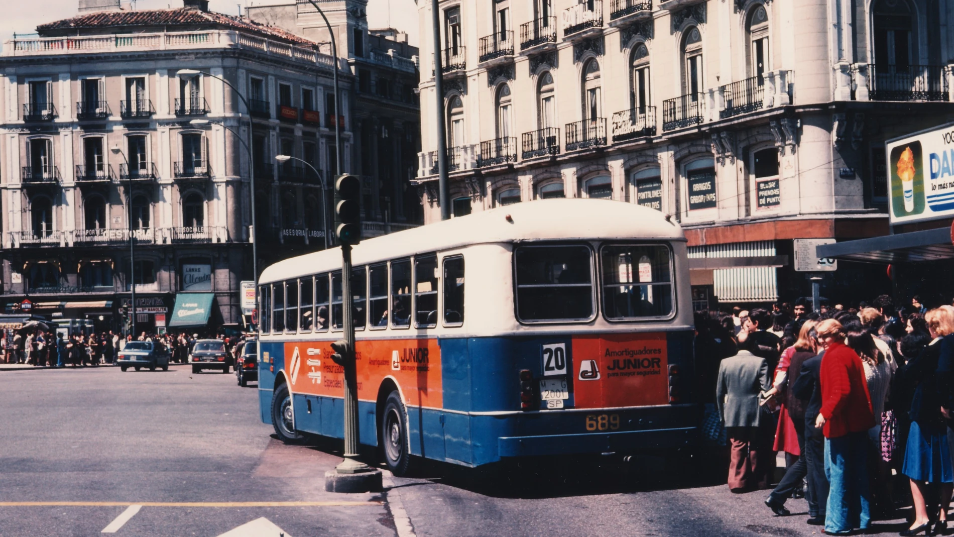 Un autobús de la línea 20 de la EMT de los años 70 en la Puerta del Sol.