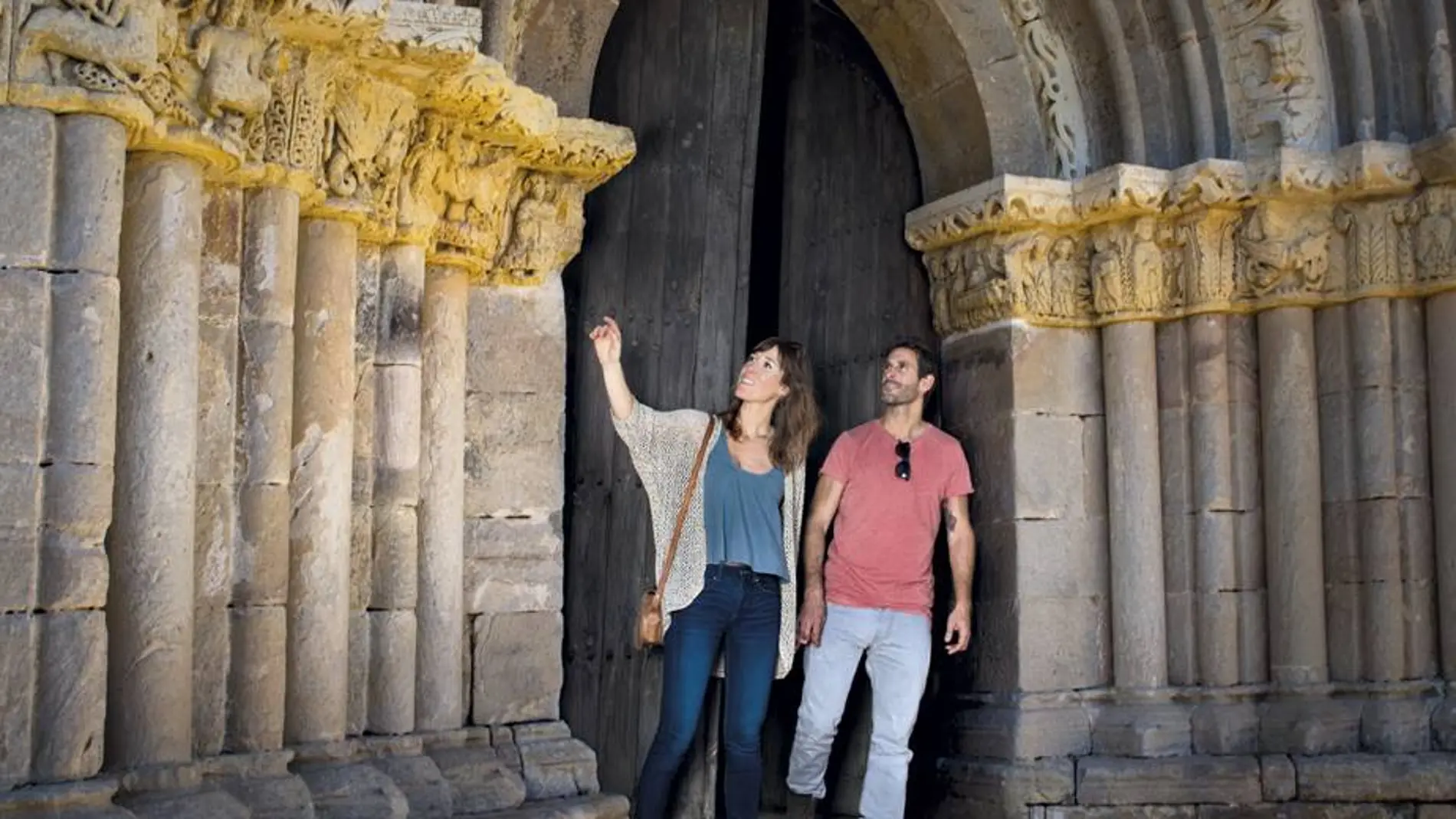 Una pareja visita uno de los monumentos abiertos este verano en Castilla y León
