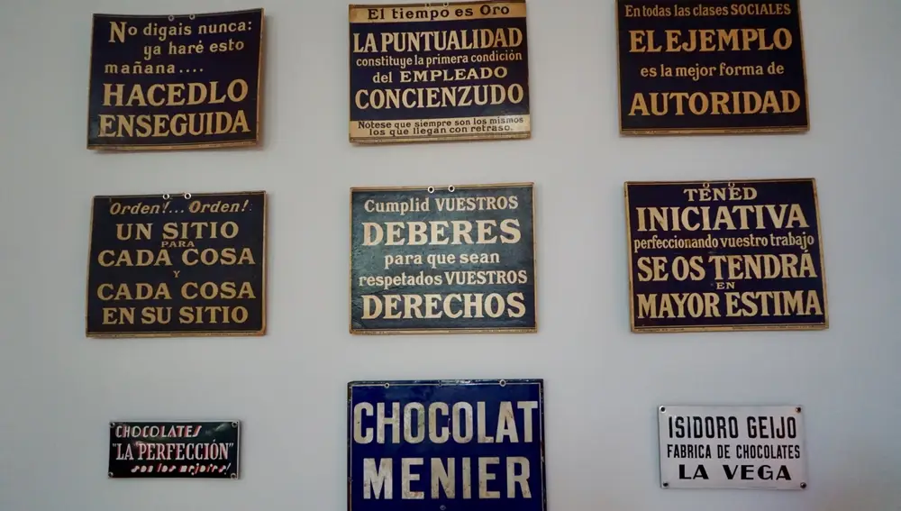 Carteles de las fábricas de chocolate en Astorga.