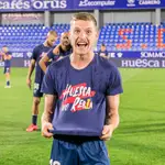 Sergio Gómez celebra el ascenso del Huesca.