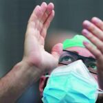 Aplausos de los sanitarios del Hospital La Paz de Madrid