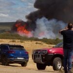 Vecinos de localidad zamorana de Vegalatrave observan el incendio forestal declarado ayer en Lober de Aliste (Zamora