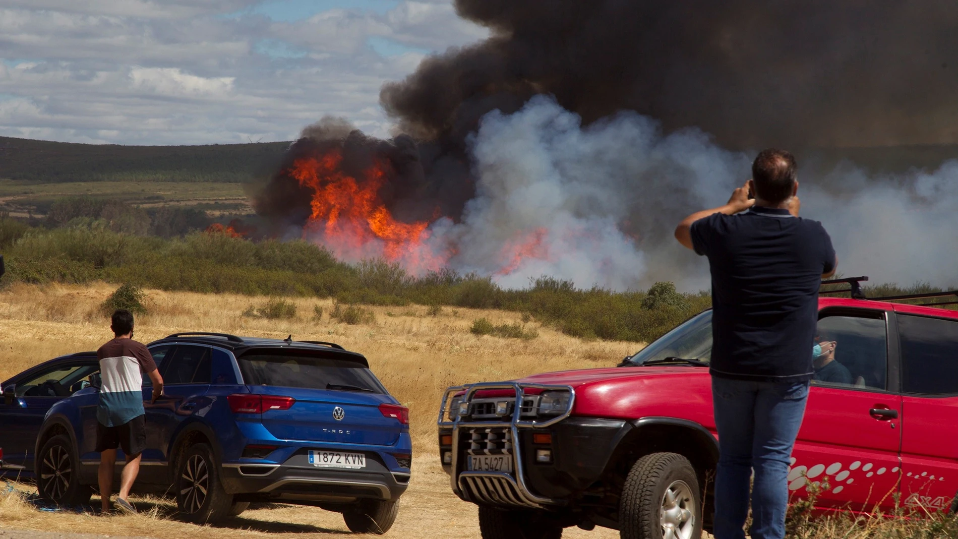 Reactivados los medios aéreos en el incendio de Zamora, que sigue sin control
