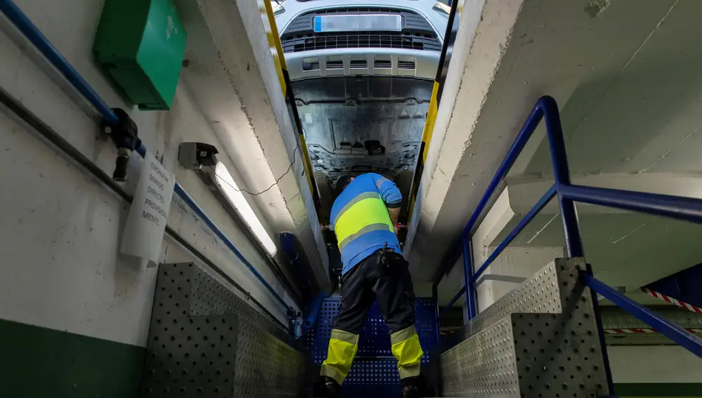 Un técnico inspecciona los bajos de un vehículo de la estación de Inspección Técnica de Vehículos ITV de Sanlúcar la Mayor (Sevilla). EFE/Julio Muñoz