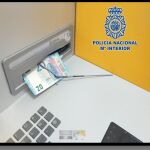 Introducían un artilugio metálico para anular la operación una vez obtenido el dinero