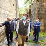 El presidente de la Junta de Castilla y León, Alfonso Fernández Mañueco, junto al rector de la basílica de La Encina, Antolín De Cela, y la presencia del consejero de Fomento y Medio Ambiente, Juan Carlos Suárez-Quiñones, durante su visita la Tebaida berciana y la localidad de Montes de Valdueza