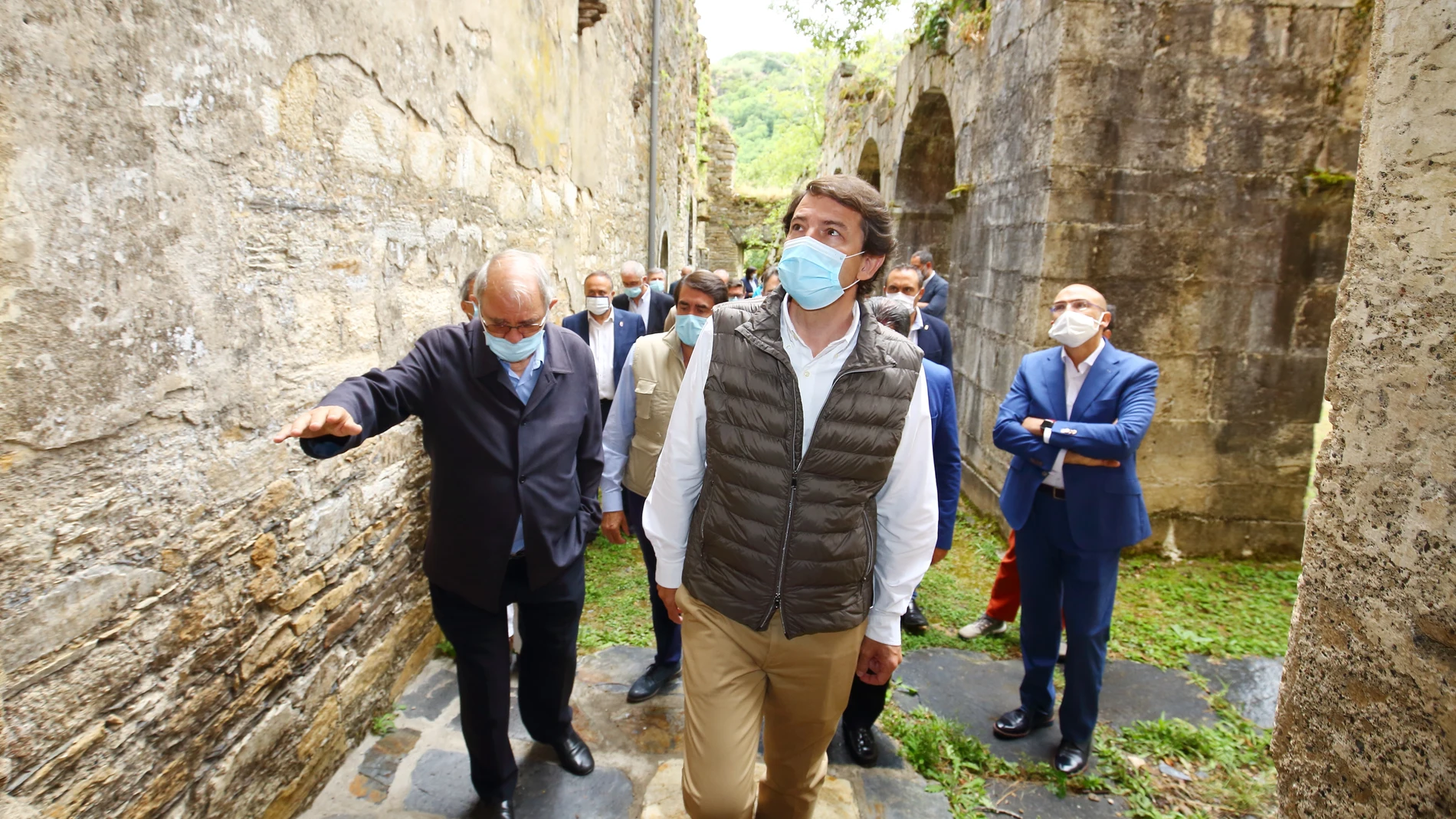 El presidente de la Junta de Castilla y León, Alfonso Fernández Mañueco, junto al rector de la basílica de La Encina, Antolín De Cela, y la presencia del consejero de Fomento y Medio Ambiente, Juan Carlos Suárez-Quiñones, durante su visita la Tebaida berciana y la localidad de Montes de Valdueza