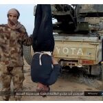 Un hombre permanece suspendido boca abajo antes de ser degollado por un terrorista del ISIS