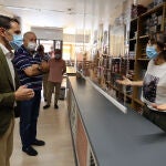 El presidente de la Diputación de Valladolid, Conrado Íscar, visita los municipios de Pedrajas de San Esteban y de Iscar tras la fase de confinamiento. En la imagen, visita un comercio en la localidad de Íscar, acompañado por el alcalde de la localidad, Luis María Martín