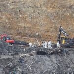 La Ertzaintza prosigue la búsqueda de los dos desaparecidos en el derrumbe hace seis meses del vertedero de Zaldíbar y en el que el pasado domingo se hallaron restos óseos humanos