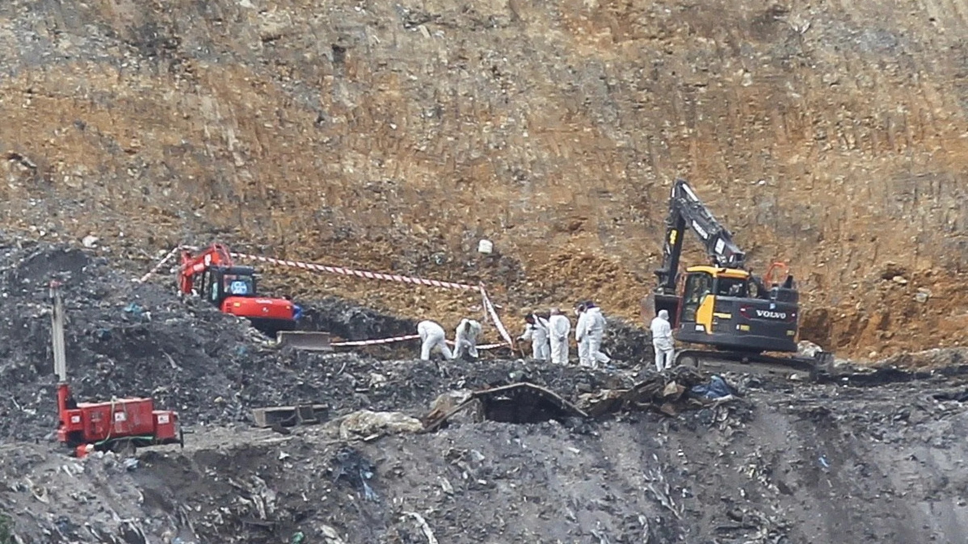 La Ertzaintza prosigue la búsqueda de los dos desaparecidos en el derrumbe hace seis meses del vertedero de Zaldíbar y en el que el pasado domingo se hallaron restos óseos humanos