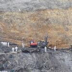 La Ertzaintza prosigue la búsqueda de los dos desaparecidos en el derrumbe hace seis meses del vertedero de Zaldíbar y en el que el pasado domingo se hallaron restos óseos humanos