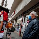 AME8800. SAO PAULO (BRASIL), 17/08/2020.- Personas con tapabocas caminan hoy por un sector comercial de Sao Paulo (Brasil). Brasil confirmó ayer domingo 620 nuevos decesos y 23.101 contagios por el coronavirus en un día, con lo que el número total llegó a 107.852 fallecidos y 3.340.197 casos confirmados, según informó el Ministerio de Salud. EFE/ Sebastiao Moreira