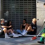Jóvenes fumando en la Calle Arenal, en Madrid