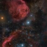 Fotografía mostrando parte de las estrellas de la constelación de Orión. A la izquierda Betelgeuse con su tono rojizo y a la izquierda Bellatrix.