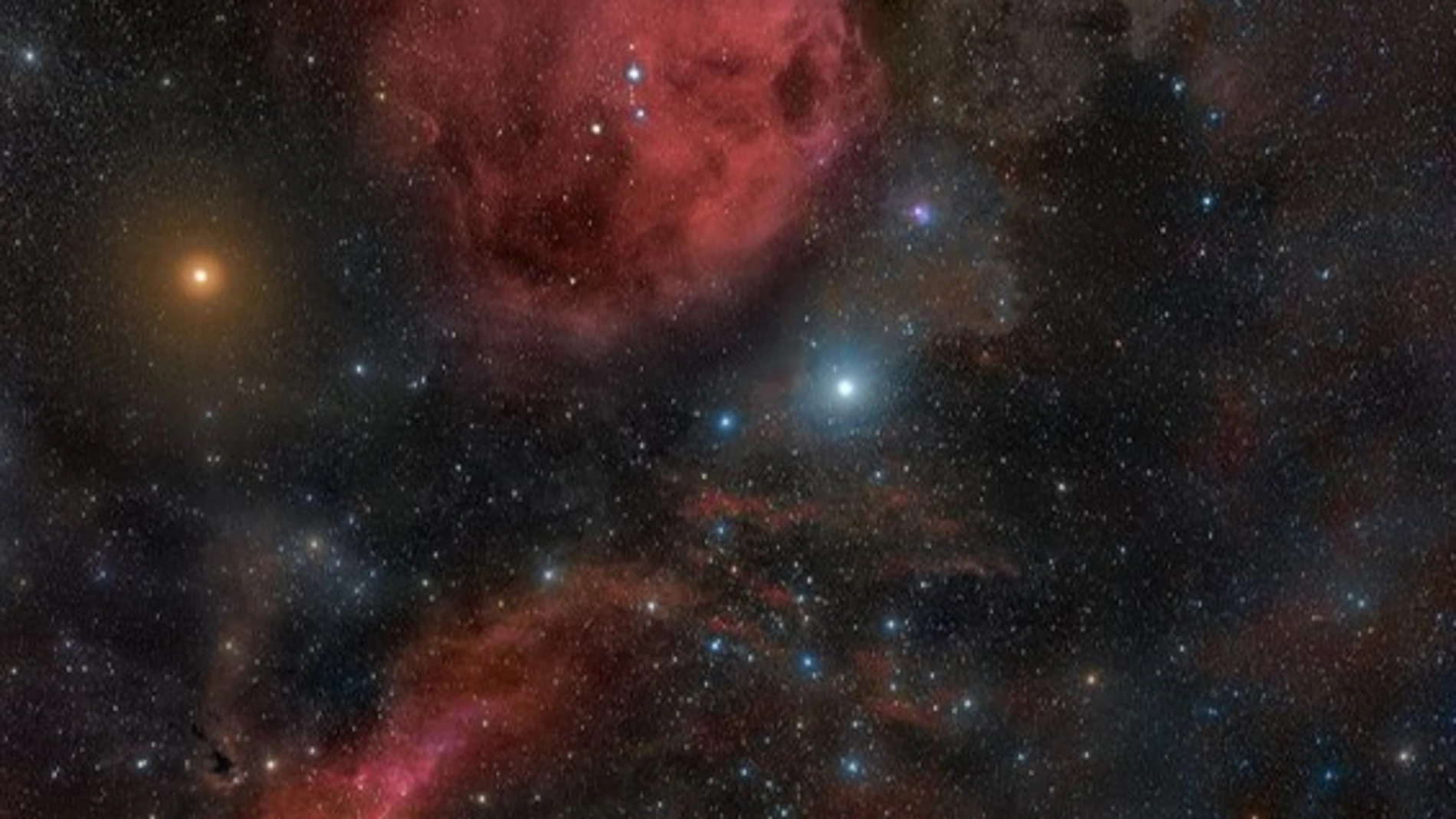 Fotografía mostrando parte de las estrellas de la constelación de Orión. A la izquierda Betelgeuse con su tono rojizo y a la izquierda Bellatrix.