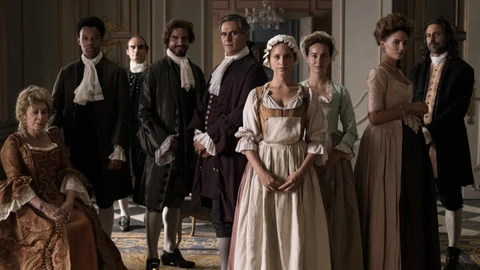 La cocinera de Castamar, nuevaserie de Antena 3, completa sureparto e inicia su rodajeMichelle Jenner, Roberto Enríquez, Hugo Silva, Maxi Iglesias, SilviaAbascal, Nancho Novo, María Hervás, Fiorella Faltoyano y Paula Usero,entre otros, protagonizan esta nueva serie original de ATRESMEDIA TVLa cocinera de Castamar, adaptación de la novela homónima deFernando J. Múñez, es una producción de Buendía Estudios para el primetime de Antena 3. Estará también disponible en ATRESplayer PREMIUMLas grabaciones de la ficción, ambientada en el Madrid del siglo XVIII,se llevarán a cabo entre Madrid y Segovia bajo estrictas medidas deseguridad sanitariaClara Belmonte, protagonista de la historia, comenzará a cocinar para elDuque de Castamar, algo que cambiará la vida de ambos que tendrán queluchar contra uno de los grandes obstáculos de la época para estarjuntos: la diferencia de clasesMontse García, Sonia Martínez y José María Caro son los producto