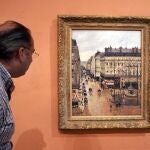 La pintura impresionista 'Rue Saint-Honoré, dans l'après-midi. Effet de pluie' pintado en 1897 por Camille Pissarro.