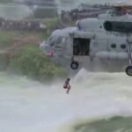 Rescatan desde un helicóptero a un hombre atrapado por las inundaciones en La India