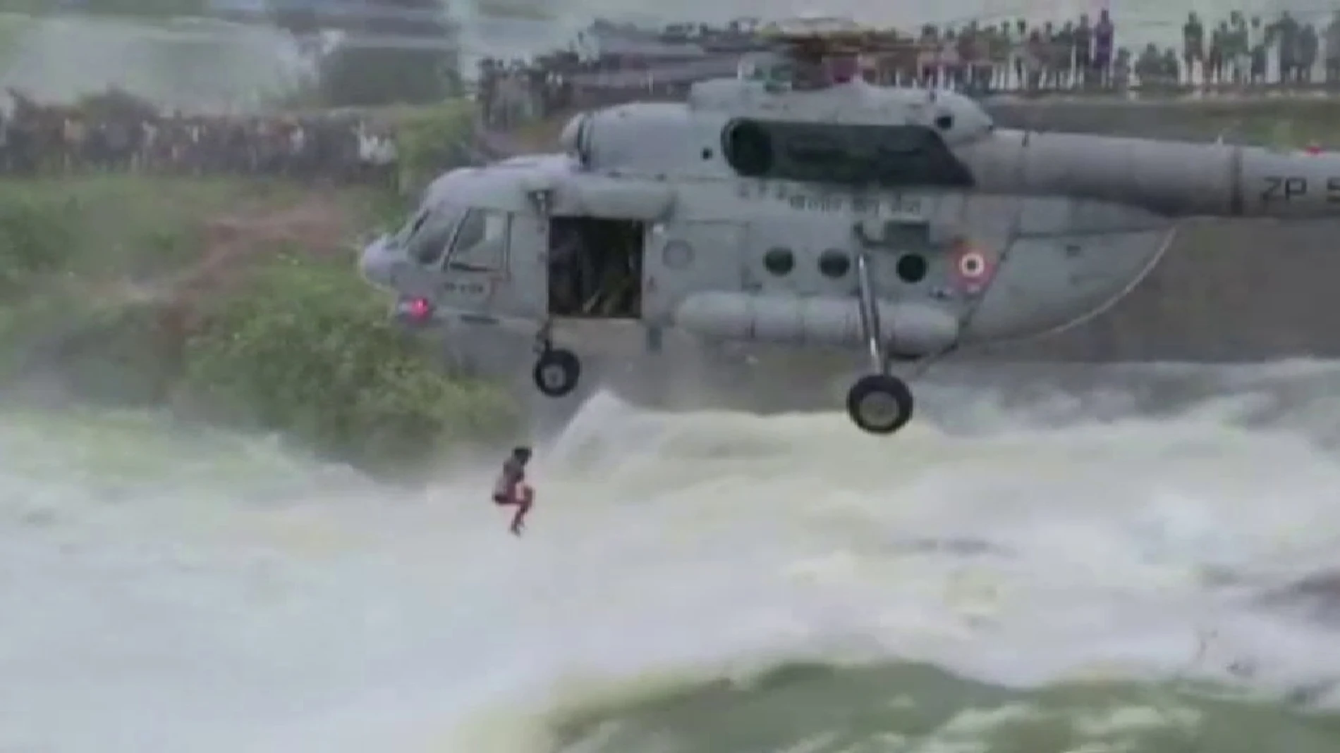 Rescatan desde un helicóptero a un hombre atrapado por las inundaciones en La India
