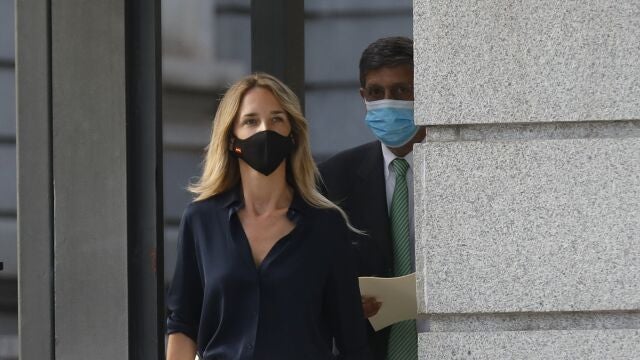 Cayetana Álvarez de Toledo este lunes durante su rueda de prensa a las puertas del Congreso de los Diputados, después de que el presidente del PP, Pablo Casado, le comunicara esta mañana su destitución