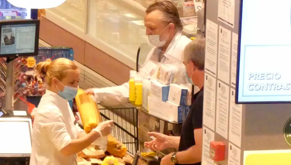 Miguel Bosé realiza unas compras en un famoso supermercado de la capital, en Madrid (España), a 24 de julio de 2020.MIGUEL BOSÉ;COMPRAS;SUPERMERCADO;MÚSICAEuropa Press Reportajes / Europa Press24/07/2020