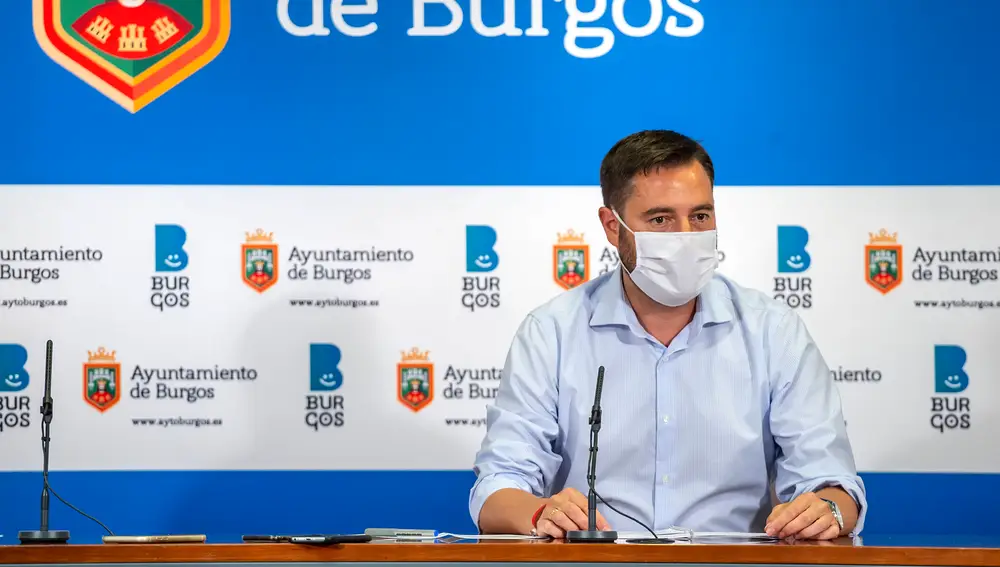 El alcalde de Burgos, Daniel de la Rosa, informa en rueda de prensa sobre la reunión mantenida entre regidores Castilla y León y el presidente de la Junta