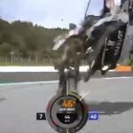 Captura del accidente de Rossi: la moto de Zarco le pasó a unos centímetros