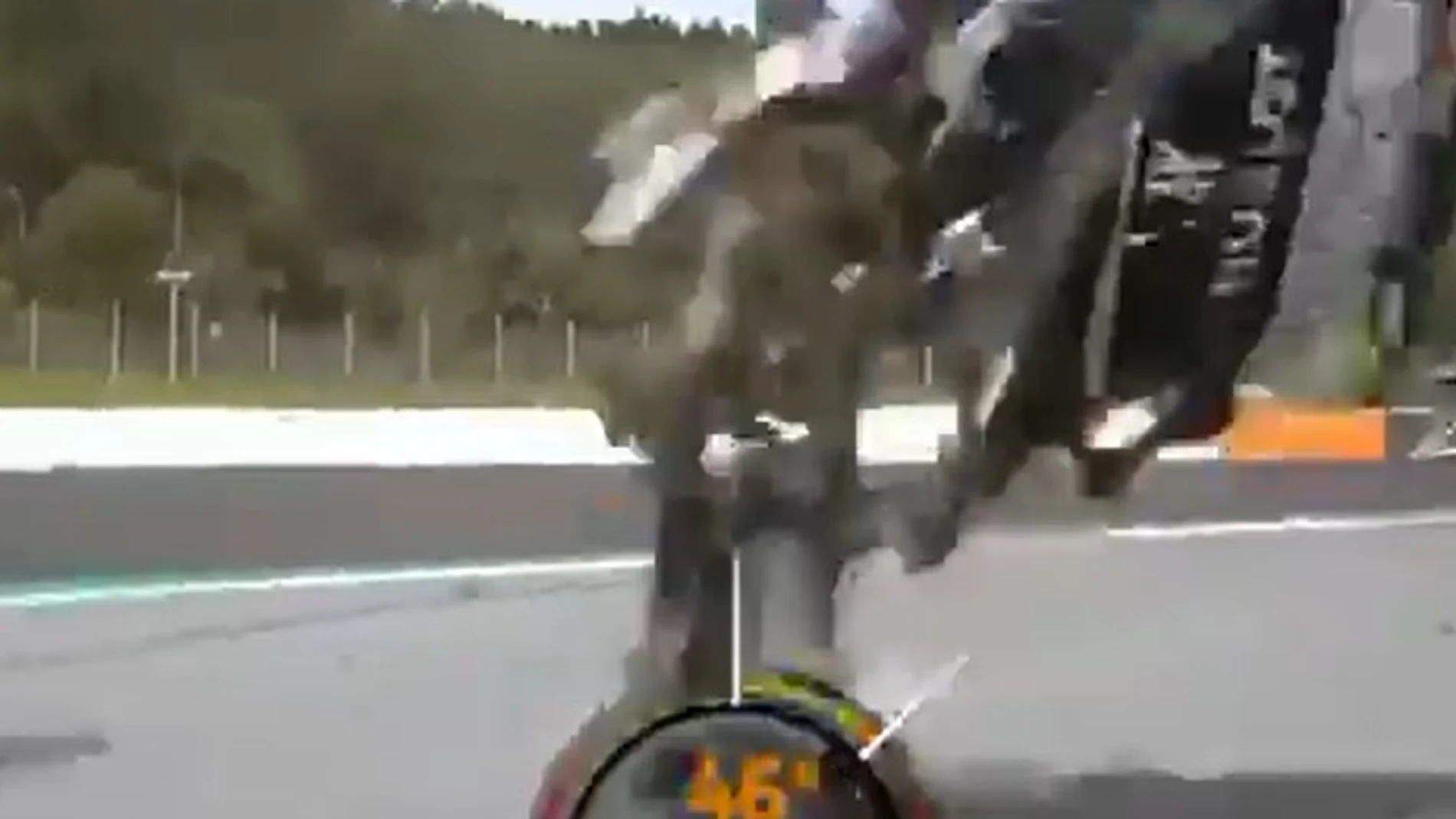 Captura del accidente de Rossi: la moto de Zarco le pasó a unos centímetros