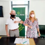 El director de la Fundación Científica de Caja Rural, Juan Manuel Ruiz Liso, y la directora de la Cátedra Conocimiento e Innovación Caja Rural de Soria, Blanca Garcia, firman un convenio de colaboración