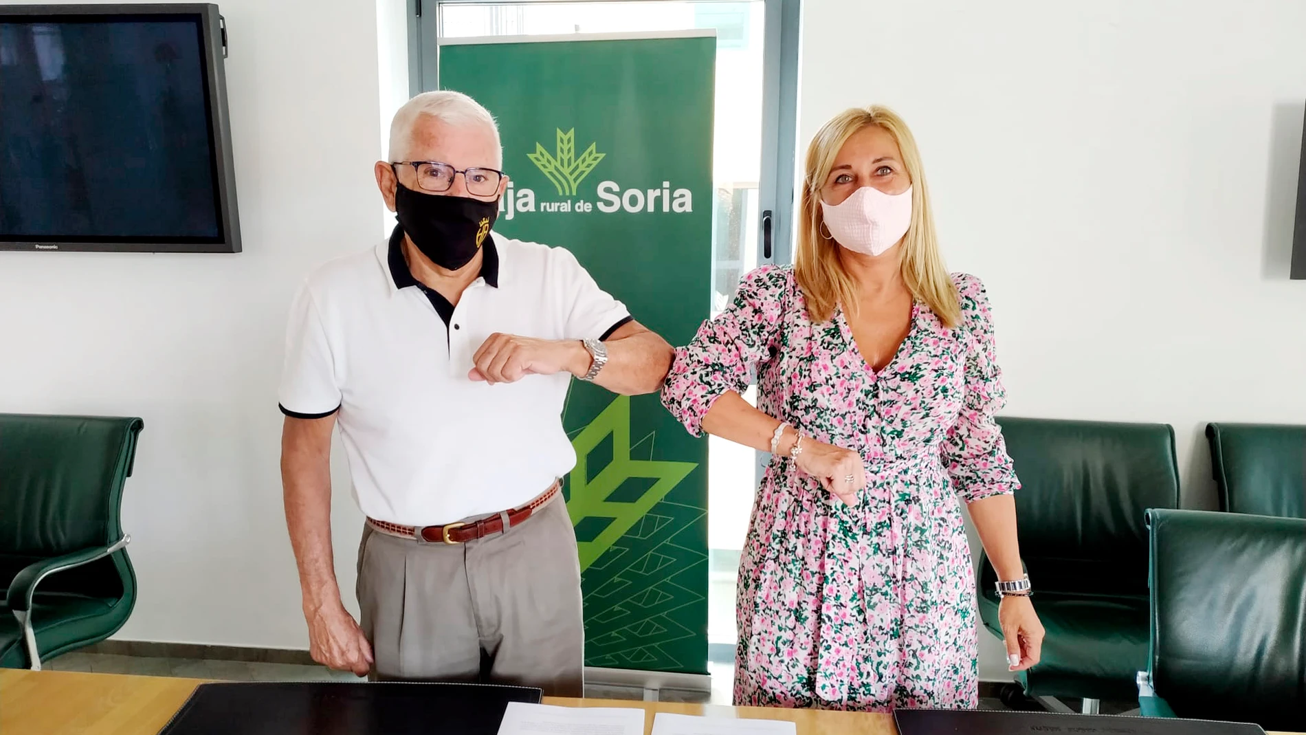 El director de la Fundación Científica de Caja Rural, Juan Manuel Ruiz Liso, y la directora de la Cátedra Conocimiento e Innovación Caja Rural de Soria, Blanca Garcia, firman un convenio de colaboración