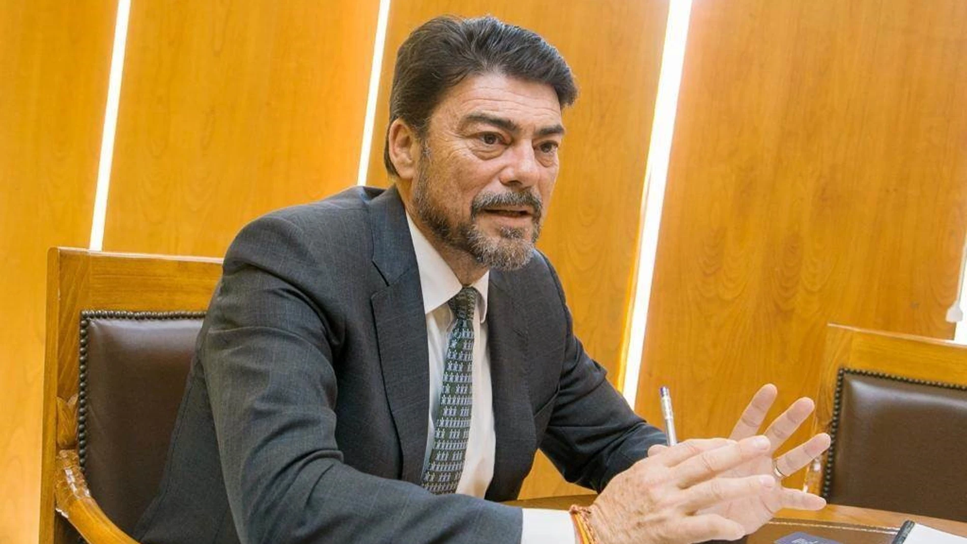Alicante.- Barcala se adhiere al pacto de los alcaldes de grandes municipios contra la "incautación" de los remanentes