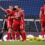 Los jugadores del Bayern abrazan a Gnabry tras uno de sus goles