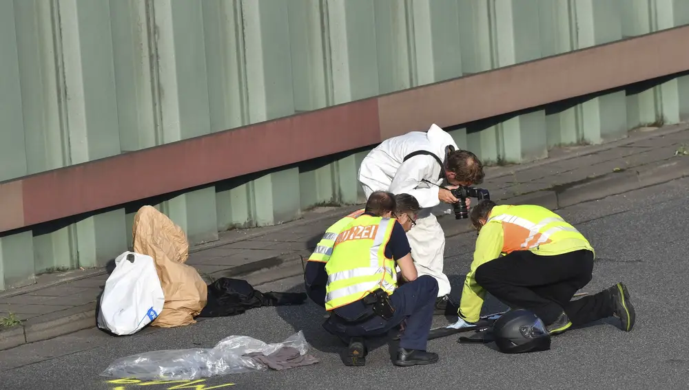 Los agentes investigan el lugar del ataque islamista, la autopista A100, en Berlín
