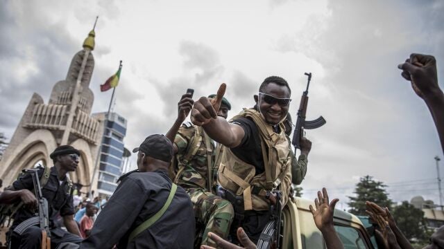 Un soldado maliense saluda en Bamako tras el golpe de Estado de agosto de 2021.