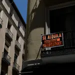 Imagen de un balcón en el barrio madrileño de Chueca en el que se anuncia el alquiler de una habitación