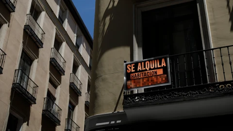 Imagen de un balcón en el barrio madrileño de Chueca en el que se anuncia el alquiler de una habitación
