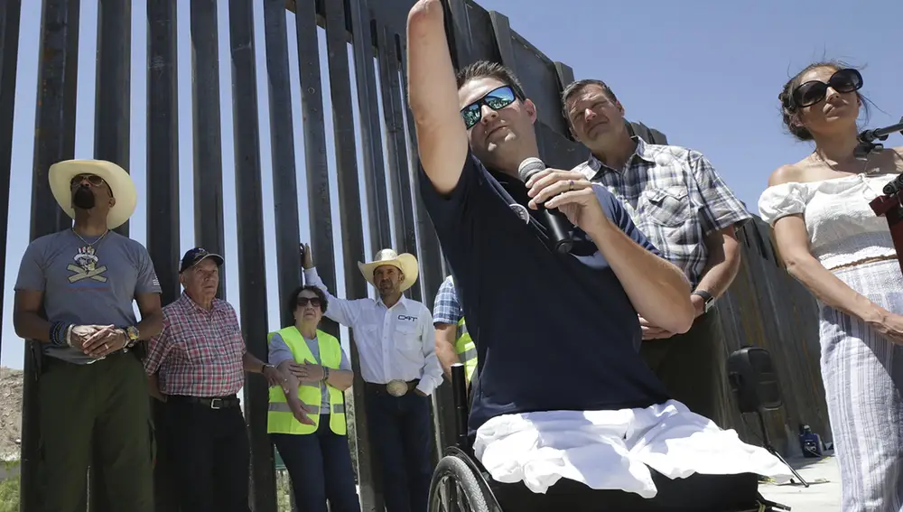 Brian Kolfage, fundador de &quot;We Build the Wall&quot;, da una rueda de prensa en Nuevo México, frente al muro, en 2019