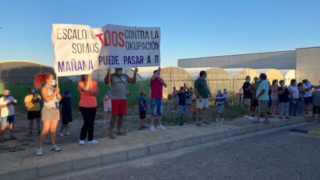 Vecinos de la urbanización 'Castillo de Escalona', deToledo, manifestándose contra la okupación el pasado mes de agosgto