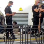 MELILLA, 20/08/2020.- Varios policías vigilan a un grupo de inmigrantes indocumentados que consiguieron saltar la valla en Melilla. La Delegación del Gobierno en Melilla ha cifrado en 30 el número de inmigrantes que han logrado entrar en la ciudad autónoma en un intento de salto masivo de unos 300 subsaharianos. EFE/Paqui Sánchez