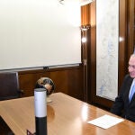 El "premier" israelí, Benjamin Netanyahu, conversa con miembros de la comunidad judía en Emiratos Árabes Unidos