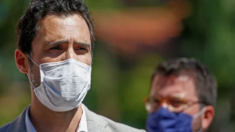 El vicepresidente de la Generalitat y coordinador general de ERC, Pere Aragonès y el presidente del Parlament, Roger Torrent, atienden a los medios este jueves en Moià (Barcelona).