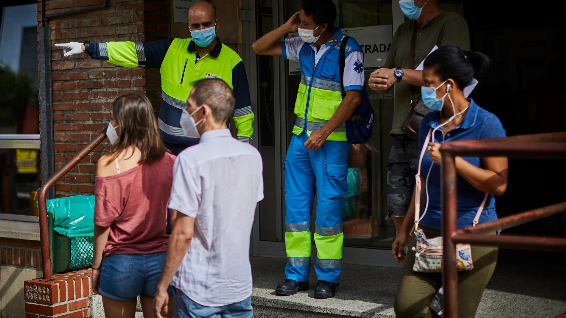 Habitantes de la ciudad de Madrid haciendo cola ante el Centro de Especialidades de Orcasitas para someterse a una prueba PCR