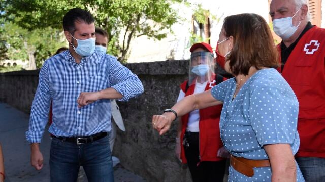 El secretario general del PSCyL y portavoz en las Cortes Regionales, Luis Tudanca, saluda a la presidenta de Cruz Roja de Segovia, María Teresa Fuentetaja a su llegada a El Espinar