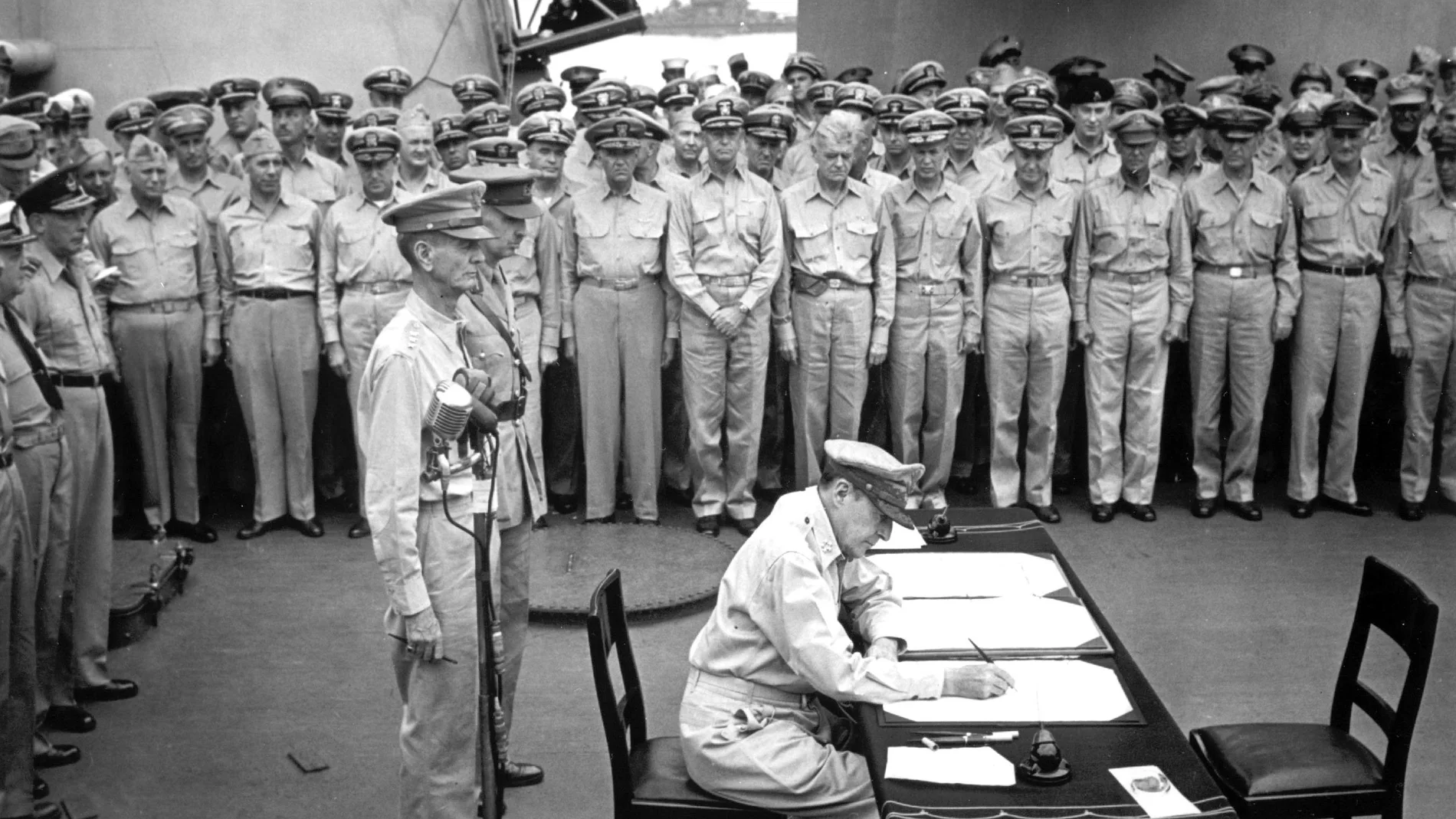 El general Douglas MacArthur firma los documentos de la rendición japonesa el 2 de septiembre de 1945a bordo del USS Missouri en la bahía de Tokio.