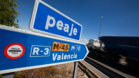 Imagen de un cartel de la R3 en el que se lee la palabra peaje