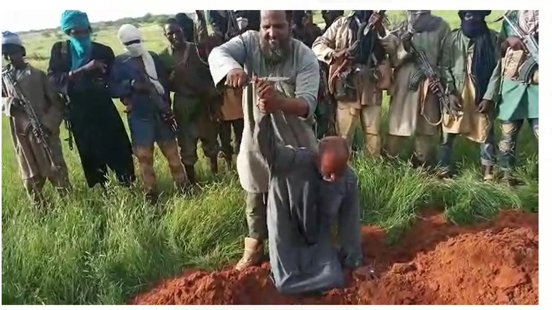 Captura del vídeo, del momento en el que corta los dedos de la mano de la víctima