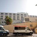 La imagen muestra la fachada de un hospital de la comunidad andaluza