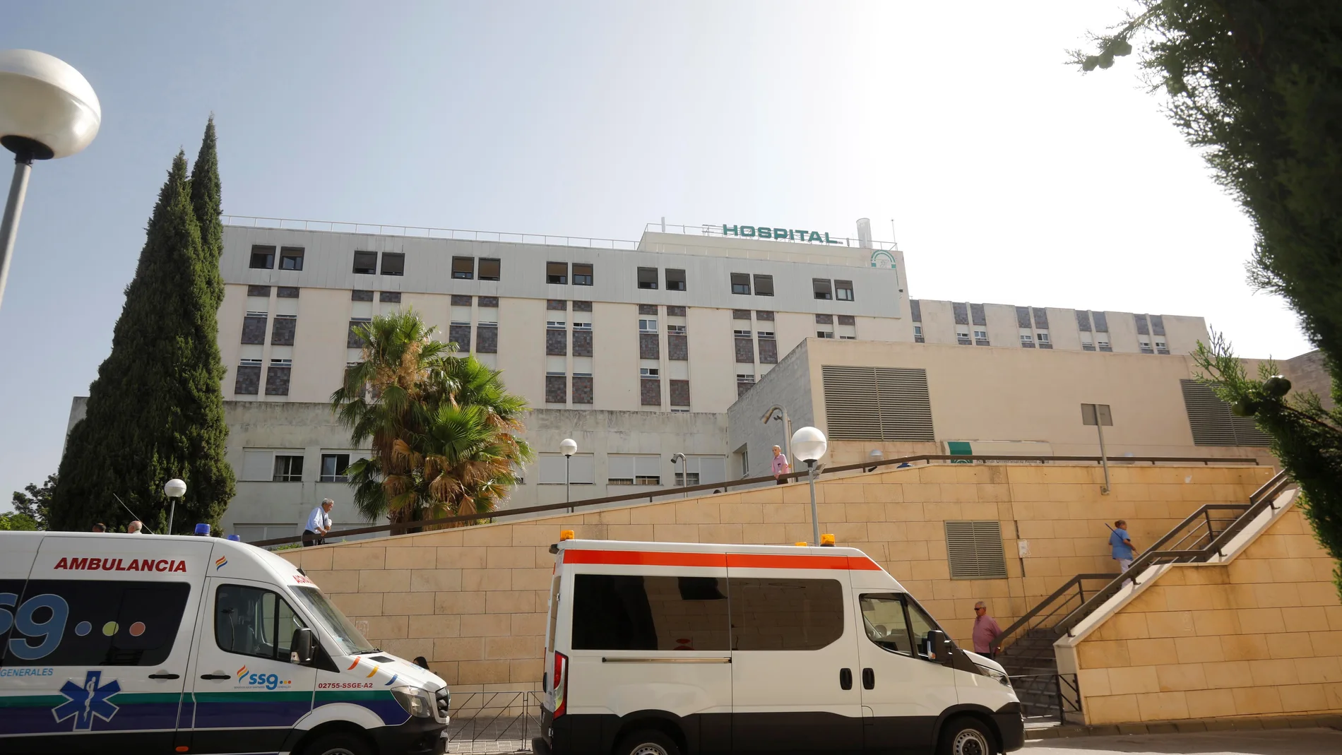 La imagen muestra la fachada de un hospital de la comunidad andaluza